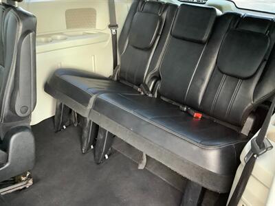 2014 Chrysler Town and Country Touring   - Photo 23 - Crest Hill, IL 60403