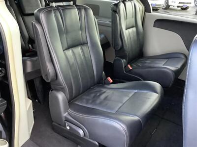 2014 Chrysler Town and Country Touring   - Photo 25 - Crest Hill, IL 60403