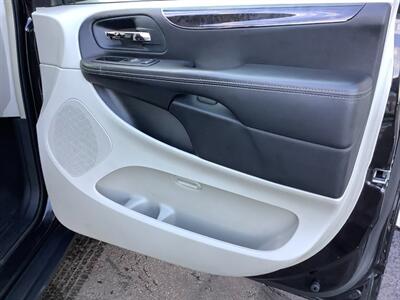 2014 Chrysler Town and Country Touring   - Photo 27 - Crest Hill, IL 60403