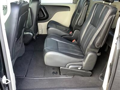 2014 Chrysler Town and Country Touring   - Photo 22 - Crest Hill, IL 60403