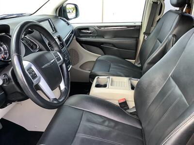 2014 Chrysler Town and Country Touring   - Photo 15 - Crest Hill, IL 60403