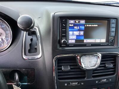2014 Chrysler Town and Country Touring   - Photo 18 - Crest Hill, IL 60403