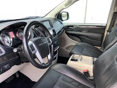 2014 Chrysler Town and Country Touring   - Photo 16 - Crest Hill, IL 60403
