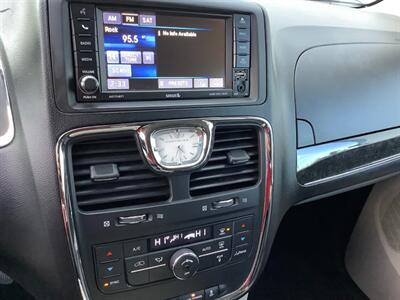 2014 Chrysler Town and Country Touring   - Photo 17 - Crest Hill, IL 60403