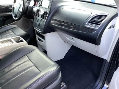 2014 Chrysler Town and Country Touring   - Photo 28 - Crest Hill, IL 60403