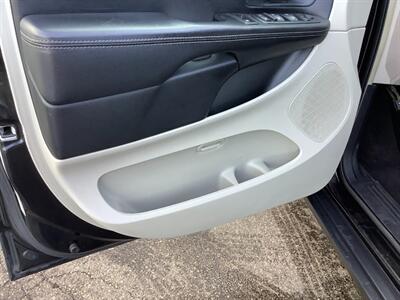 2014 Chrysler Town and Country Touring   - Photo 13 - Crest Hill, IL 60403