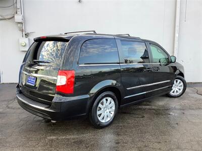2014 Chrysler Town and Country Touring   - Photo 8 - Crest Hill, IL 60403