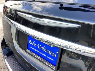 2014 Chrysler Town and Country Touring   - Photo 36 - Crest Hill, IL 60403