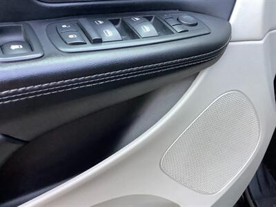 2014 Chrysler Town and Country Touring   - Photo 14 - Crest Hill, IL 60403