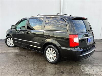 2014 Chrysler Town and Country Touring   - Photo 5 - Crest Hill, IL 60403