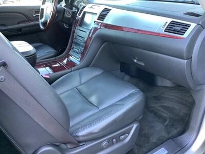 2009 Cadillac Escalade   - Photo 29 - Crest Hill, IL 60403