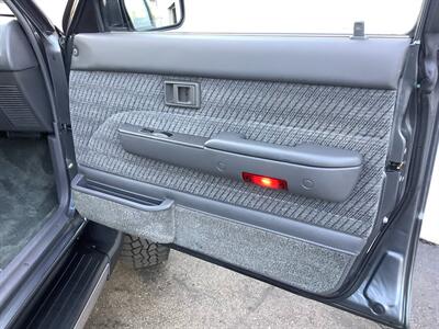 1992 Toyota 4Runner SR5 V6   - Photo 16 - Crest Hill, IL 60403
