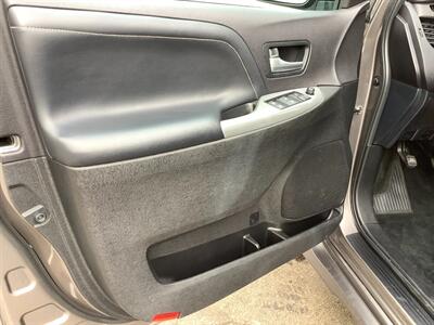 2016 Toyota Sienna SE 8-Passenger   - Photo 15 - Crest Hill, IL 60403