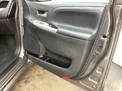 2016 Toyota Sienna SE 8-Passenger   - Photo 30 - Crest Hill, IL 60403