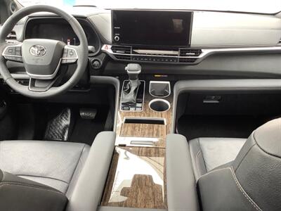 2025 Toyota Sienna Platinum   - Photo 63 - Crest Hill, IL 60403