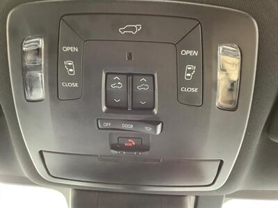 2025 Toyota Sienna Platinum   - Photo 58 - Crest Hill, IL 60403
