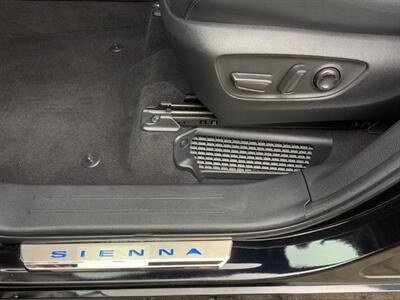 2025 Toyota Sienna Platinum   - Photo 18 - Crest Hill, IL 60403