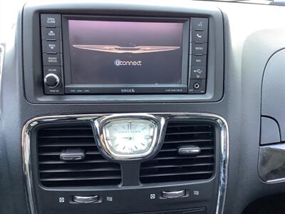 2012 Chrysler Town & Country Touring-L   - Photo 17 - Crest Hill, IL 60403