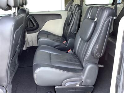 2012 Chrysler Town & Country Touring-L   - Photo 24 - Crest Hill, IL 60403