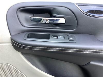 2012 Chrysler Town & Country Touring-L - Photo 37 - Crest Hill, IL 60403