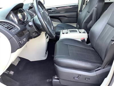2012 Chrysler Town & Country Touring-L   - Photo 13 - Crest Hill, IL 60403
