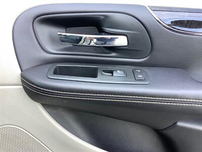 2012 Chrysler Town & Country Touring-L   - Photo 37 - Crest Hill, IL 60403