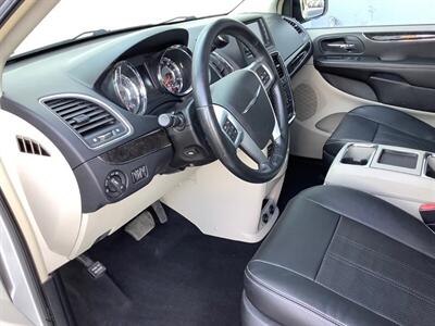 2012 Chrysler Town & Country Touring-L - Photo 14 - Crest Hill, IL 60403