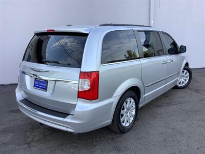 2012 Chrysler Town & Country Touring-L - Photo 6 - Crest Hill, IL 60403