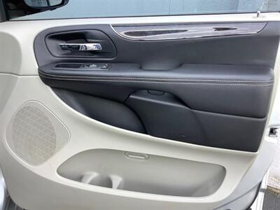 2012 Chrysler Town & Country Touring-L - Photo 36 - Crest Hill, IL 60403