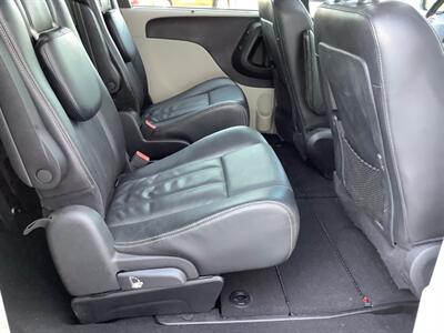 2012 Chrysler Town & Country Touring-L   - Photo 27 - Crest Hill, IL 60403