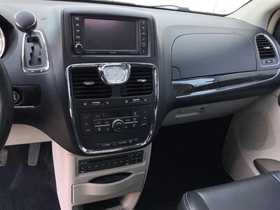 2012 Chrysler Town & Country Touring-L   - Photo 15 - Crest Hill, IL 60403