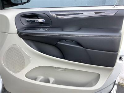 2012 Chrysler Town & Country Touring-L   - Photo 36 - Crest Hill, IL 60403