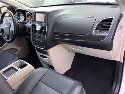 2012 Chrysler Town & Country Touring-L   - Photo 29 - Crest Hill, IL 60403