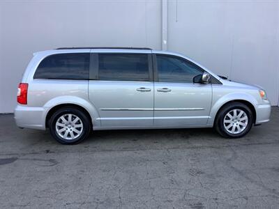 2012 Chrysler Town & Country Touring-L   - Photo 7 - Crest Hill, IL 60403