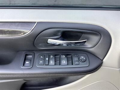 2012 Chrysler Town & Country Touring-L - Photo 12 - Crest Hill, IL 60403