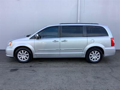 2012 Chrysler Town & Country Touring-L - Photo 3 - Crest Hill, IL 60403
