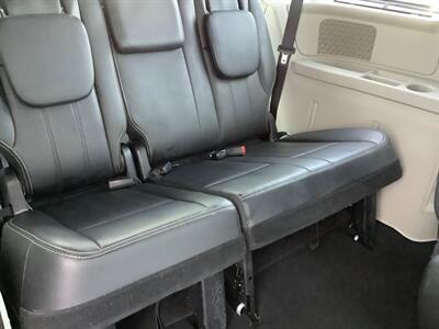 2012 Chrysler Town & Country Touring-L   - Photo 35 - Crest Hill, IL 60403