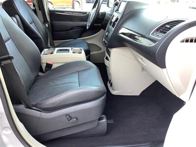2012 Chrysler Town & Country Touring-L   - Photo 28 - Crest Hill, IL 60403