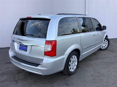 2012 Chrysler Town & Country Touring-L   - Photo 6 - Crest Hill, IL 60403