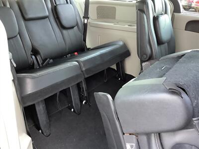 2012 Chrysler Town & Country Touring-L   - Photo 33 - Crest Hill, IL 60403