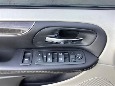 2012 Chrysler Town & Country Touring-L   - Photo 12 - Crest Hill, IL 60403