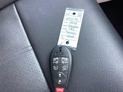 2012 Chrysler Town & Country Touring-L - Photo 30 - Crest Hill, IL 60403