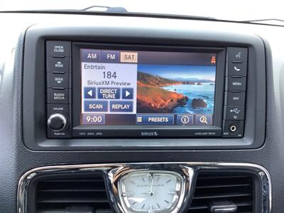 2012 Chrysler Town & Country Touring-L   - Photo 18 - Crest Hill, IL 60403