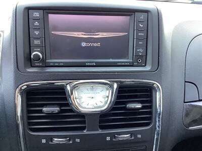 2012 Chrysler Town & Country Touring-L - Photo 17 - Crest Hill, IL 60403