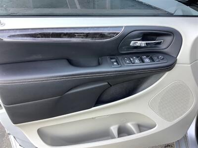 2012 Chrysler Town & Country Touring-L   - Photo 11 - Crest Hill, IL 60403