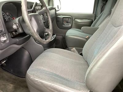2002 Chevrolet Express G2500 LS   - Photo 12 - Crest Hill, IL 60403