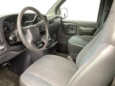 2002 Chevrolet Express G2500 LS   - Photo 13 - Crest Hill, IL 60403
