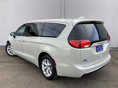 2017 Chrysler Pacifica Touring-L   - Photo 4 - Crest Hill, IL 60403