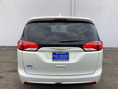 2017 Chrysler Pacifica Touring-L   - Photo 5 - Crest Hill, IL 60403