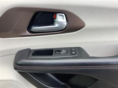 2017 Chrysler Pacifica Touring-L   - Photo 38 - Crest Hill, IL 60403